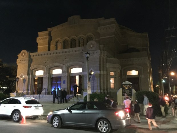 Congregants arrive for Kol Nidrei service.